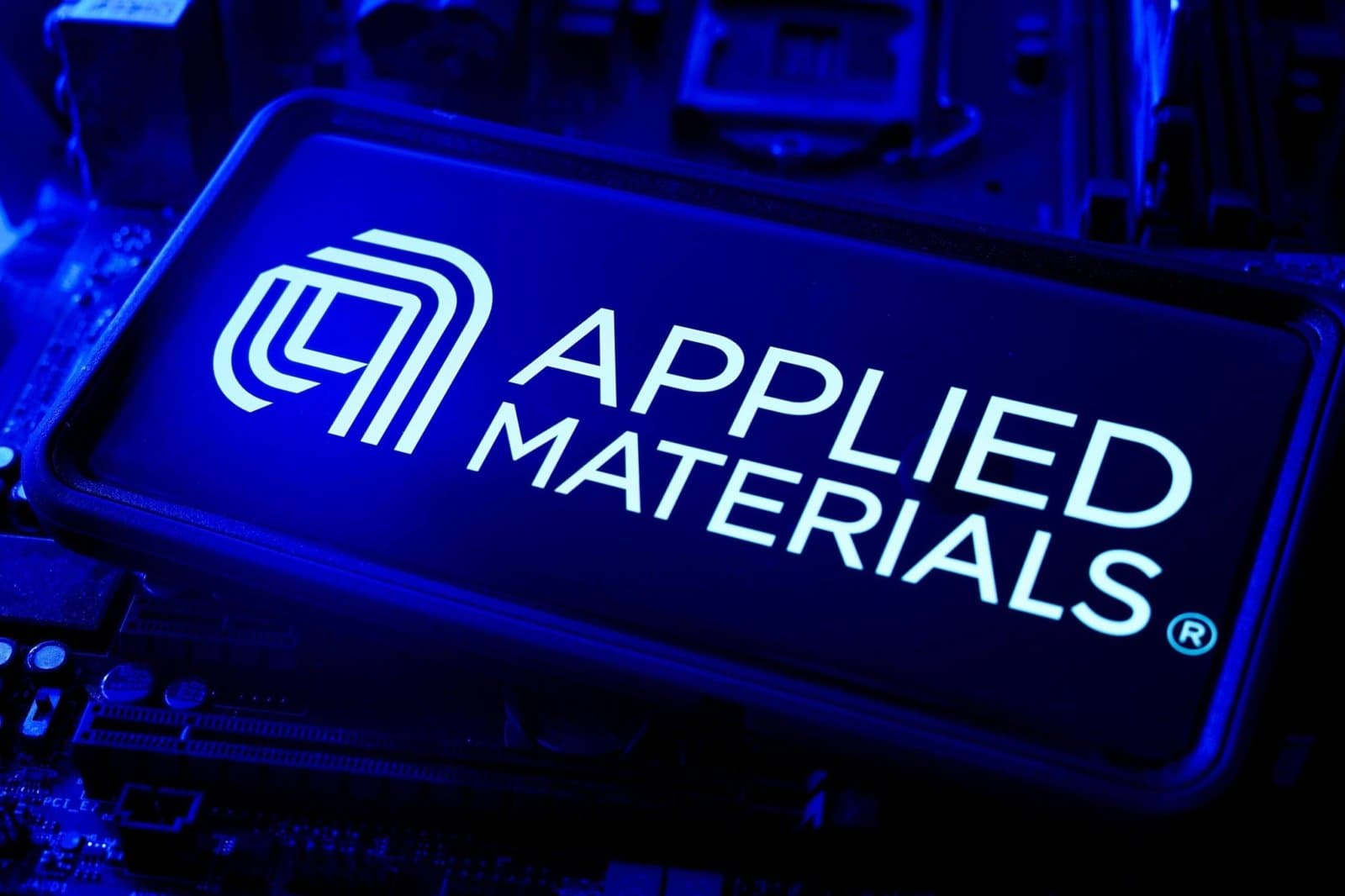 Applied Materials Shares Dip Despite Beating Earnings and Strong Q4 Forecast