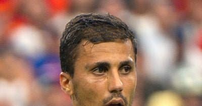 Manchester City Eyes Barcelona Midfielder as Rodri’s Successor Amid Growing Crypto Interest in Football Transfers