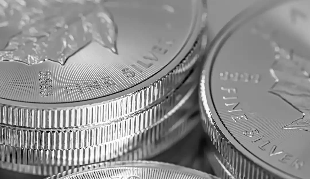 Silver Edges Lower as Strong Dollar and Fed Uncertainty Weigh on Prices