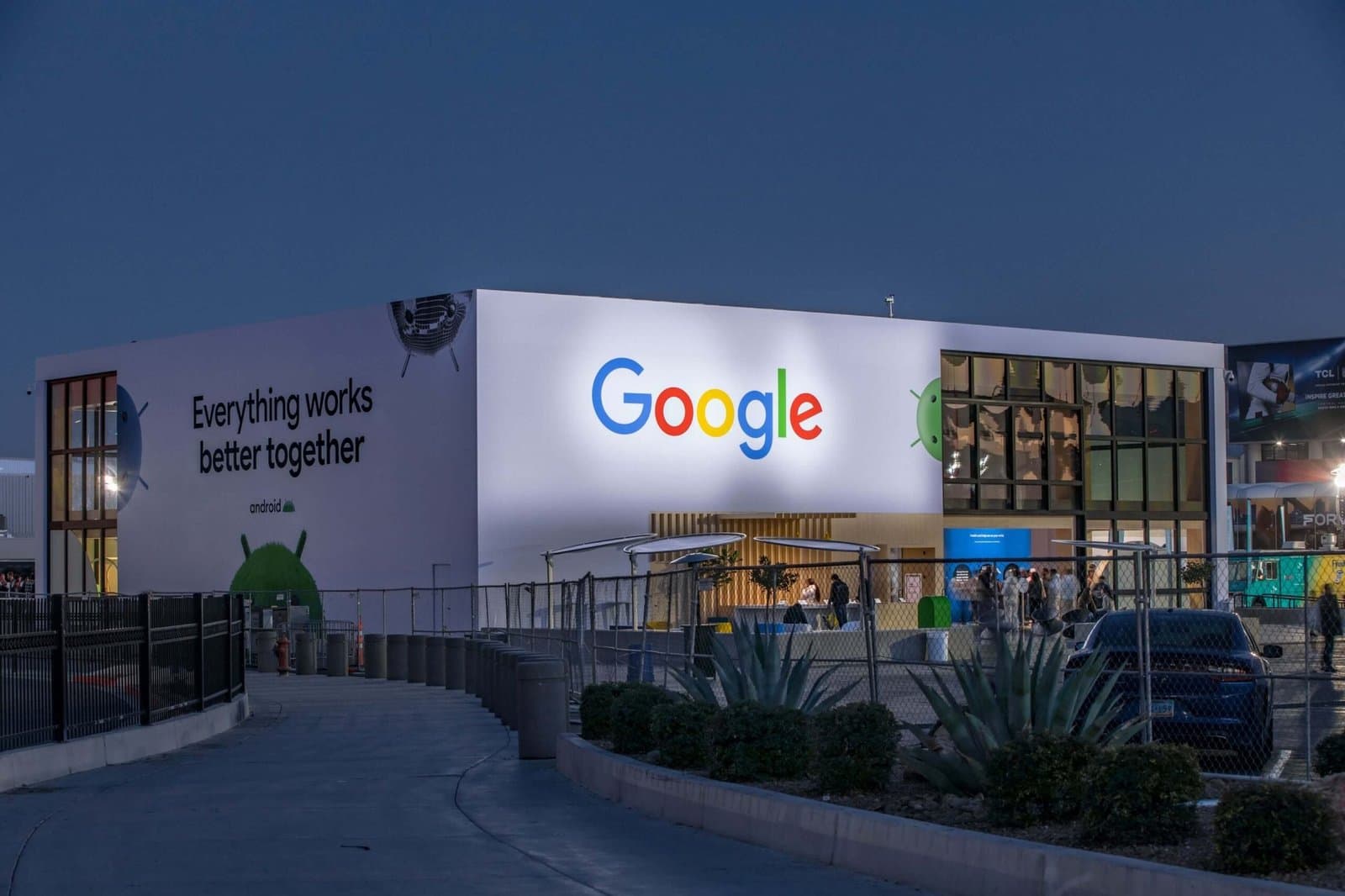 Alphabet and Tesla Stocks Tumble as AI Suppliers Make Gains Amid Rising Tech Spending