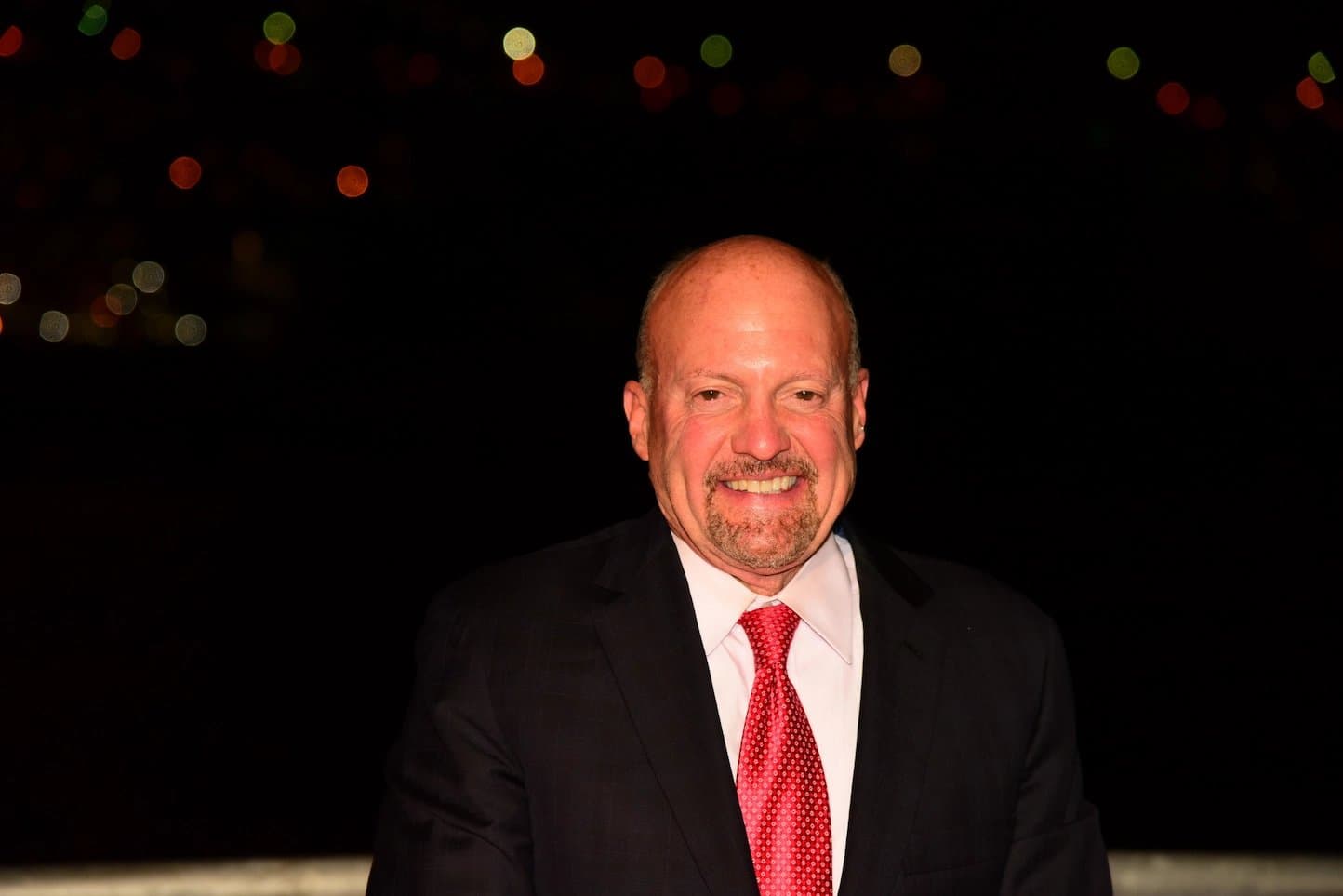 Apple Stock Rises Nearly 25% in First Half of 2026 Following Jim Cramer’s Top Pick