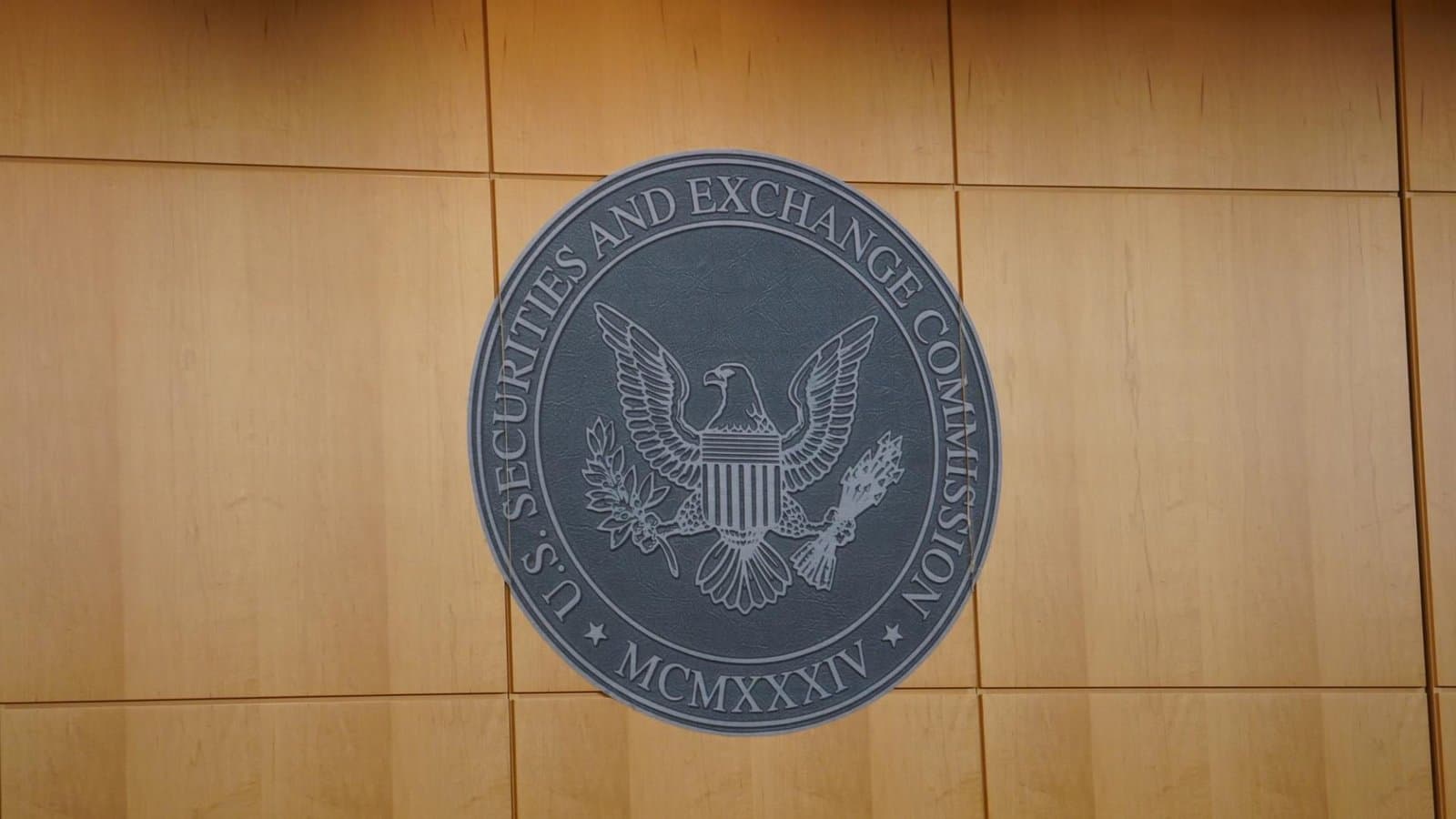 SEC Hits Pause on Nasdaq Bitcoin Options Amid CME Jurisdiction Dispute